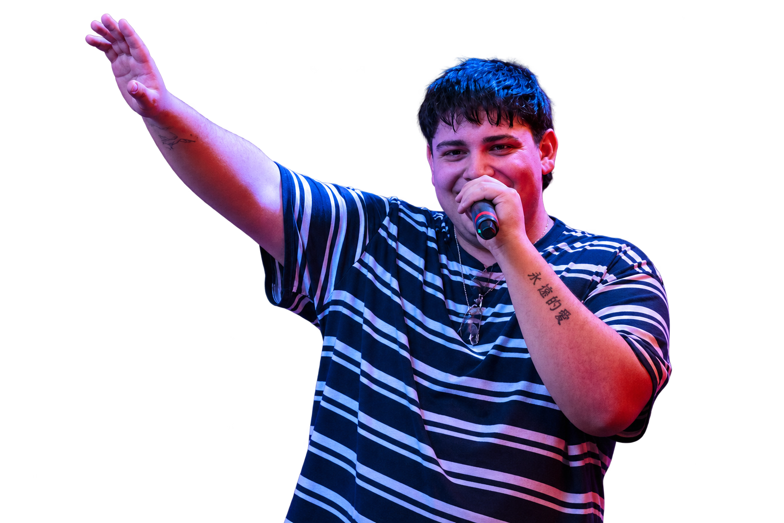 Galo de Murcia cantando en directo con el micrófono y un brazo en alto